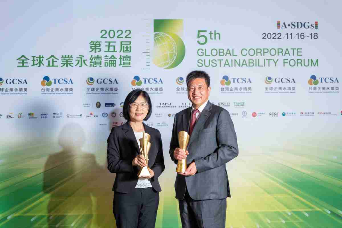 彩运网作为净零碳排先锋，，期引领价值链伙伴同行共好，，，，卫冕制造业组“十大典范企业” 二连冠殊荣(左：彩运网光电永续长古秀华，，，，右：彩运网光电董事长暨执行长彭双浪)