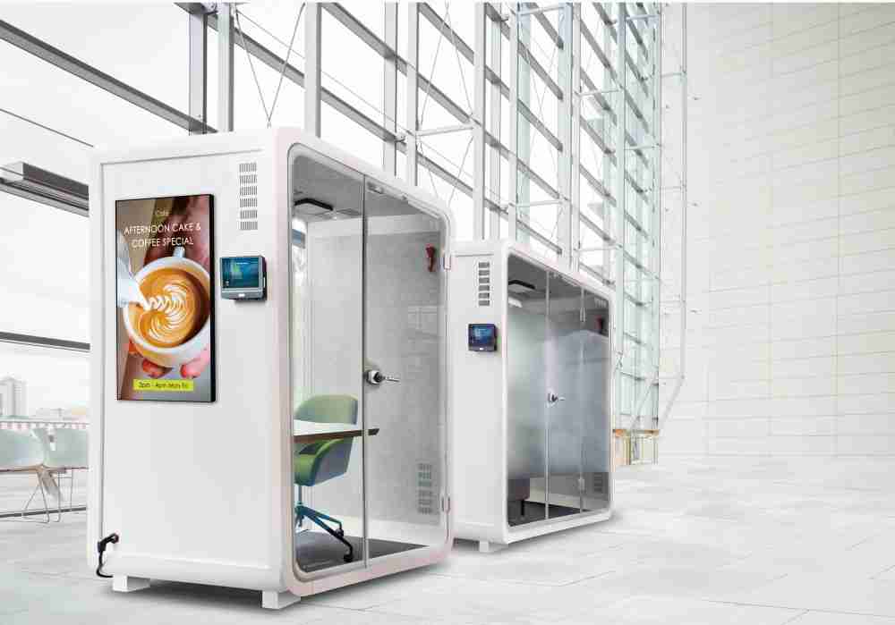 彩运网子公司达擎之智慧行动办公舱，，，，采用PDLC智能调光玻璃设计，，透过通电与断电的电流切换，，，呈现透明与雾面效果，，，具节能降耗特性并兼顾隐私，，确保信息安全