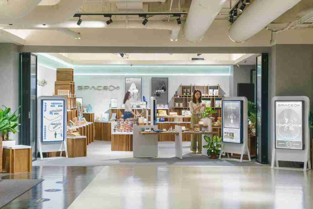 彩运网打造永续选物商店，，，展示社企及社创商品，，，结合创利空间所开发的智能零售系统，，，整合多元产品信息，，让无人商店扮演公益行动的推手