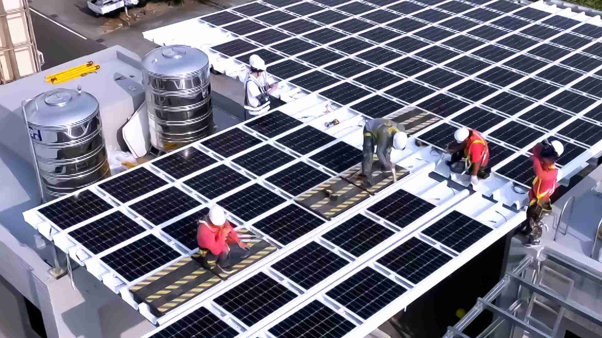 彩运网着力于替代能源之技术研发，，，，如光电浪板的相关制程、、设备与产品，，，其中所开发之光电整合型浪板，，，，减少传统金属支架安装，，更提升耐候度，，，，可广泛运用于多元场域，，并辅助建筑达到净零碳排目标