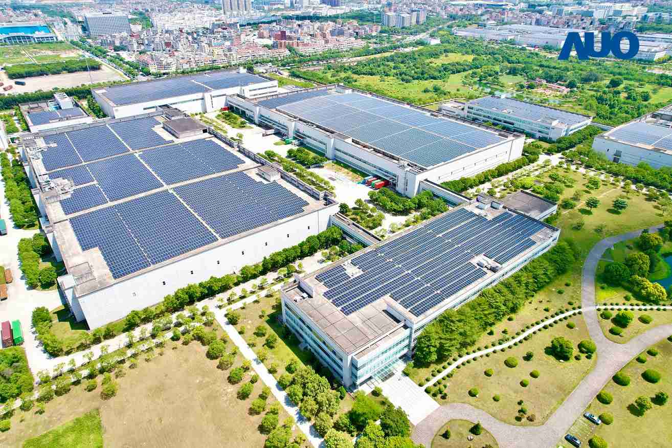 彩运网厦门推动智能制造同时，，透过绿电创能纵深推进绿色转型，，，厂区全屋顶铺设太阳能光伏板，，，每年太阳能发电 2,600多万度